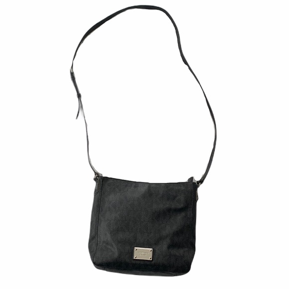 Michael Kors Jet Set Travel Messenger Bag - Picture 2 of 15